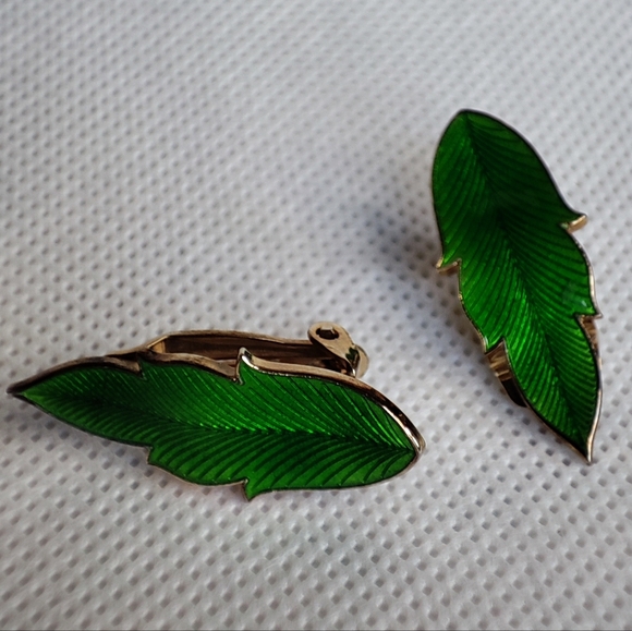 Green High Quality Vintage Clip Enamel Earrings Gold Tone Leaves EUC Unsigned - Picture 1 of 7